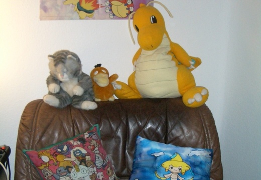 Sessel (16872 Besuche) alter Sessel
mit Pokemonkissen, Dragoran und einem Enton (und eine normale Katze) Sessel